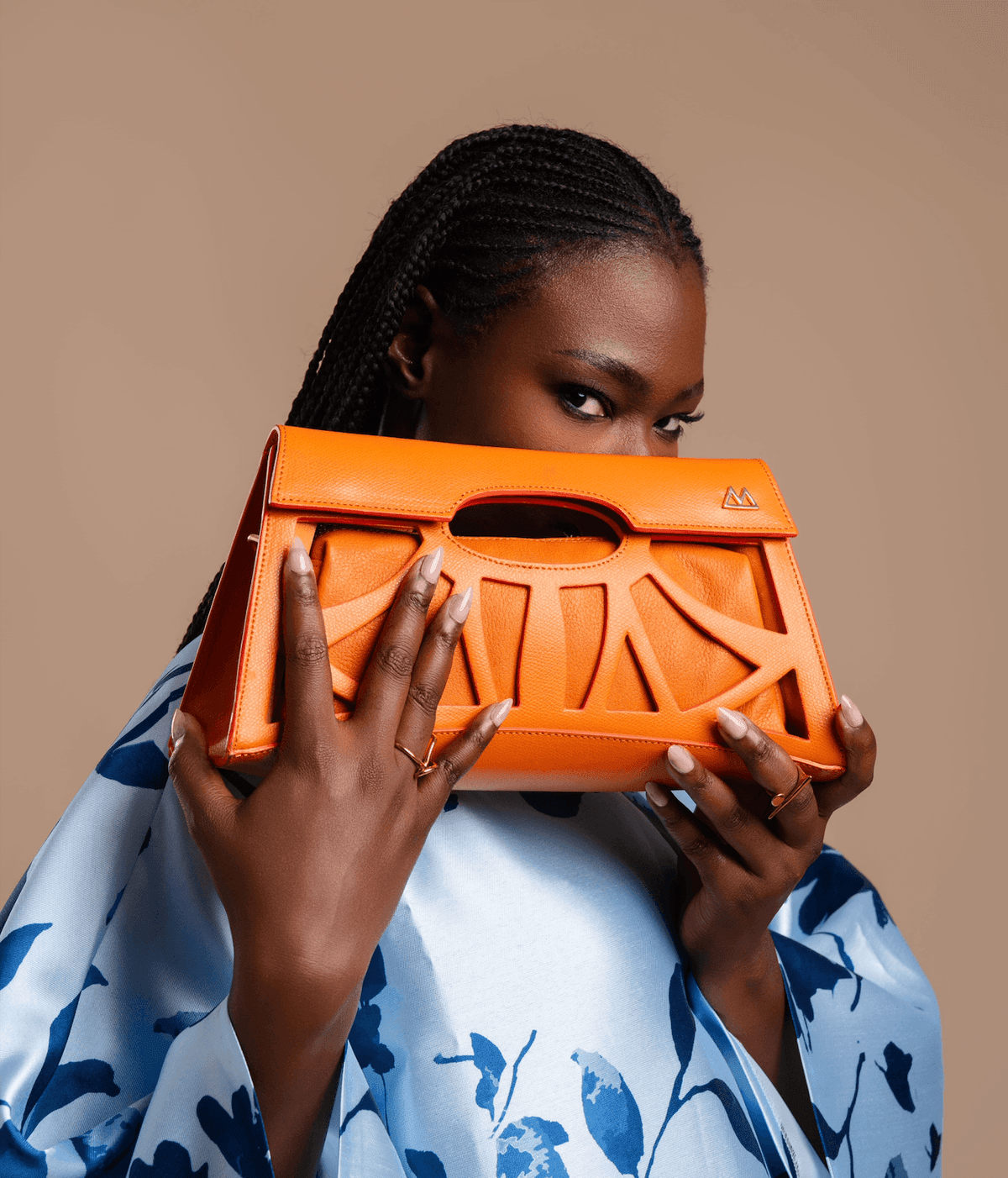 ARKA de MARAZ : L'Élégance Sculpturale d'un Clutch Inspiré des Claustras de l'Architecture Ouest-Africaine